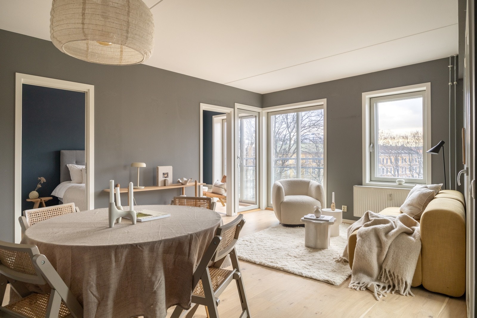 Leiligheten har store vindusflater som slipper inn mye naturlig lys. Galleribilde