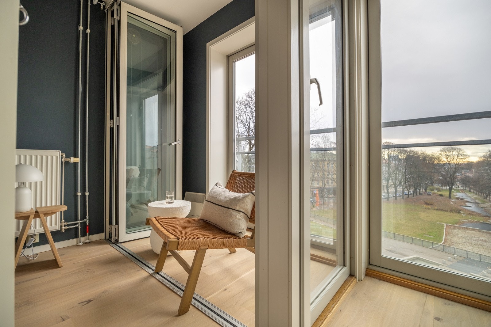 Balkongen har gode solforhold fra omkring 10:00 til 19:00 på sommerstid. Galleribilde