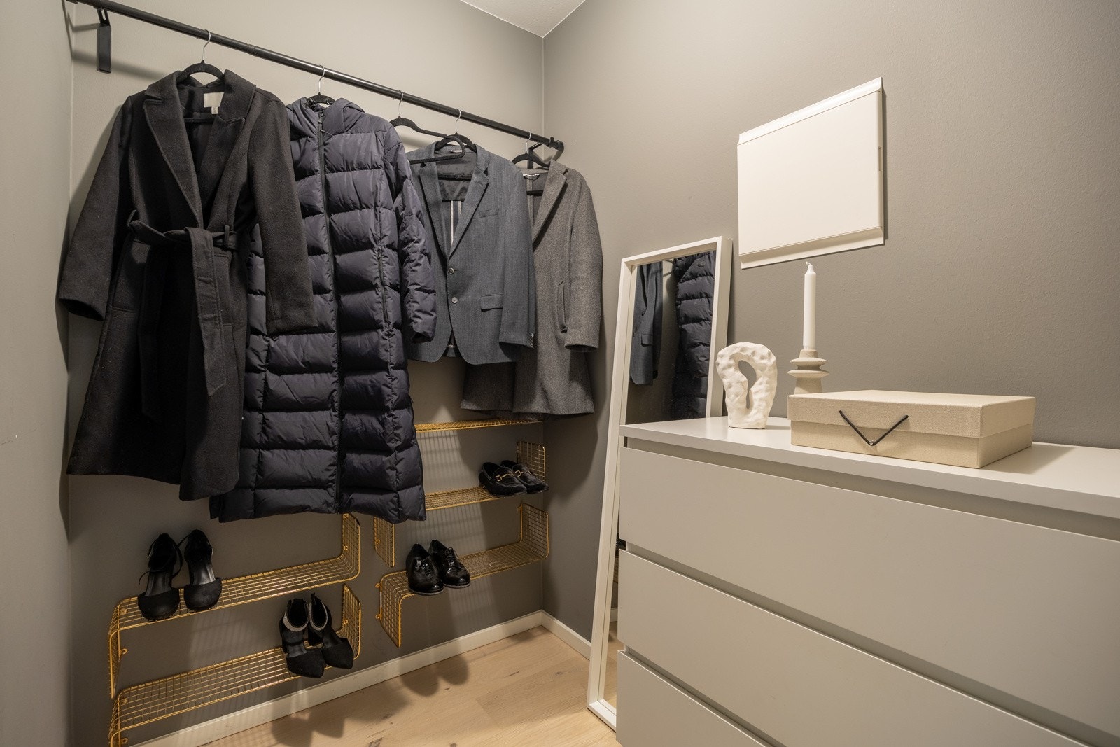 Du blir ønsket velkommen inn en lys og praktisk entré. Galleribilde