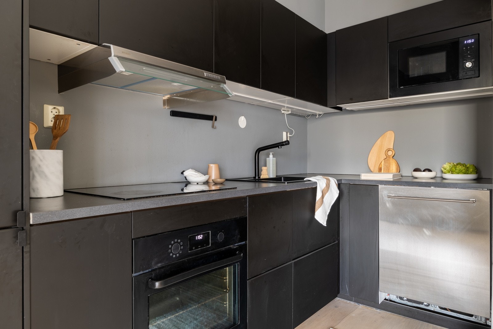 Moderne kjøkkeninnredning fra omkring 2019 med slette fronter og benkeplater av laminat. Galleribilde