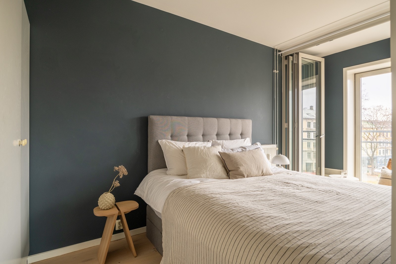 Leilighetens soverom er av god størrelse med plass til stor dobbeltseng. Galleribilde