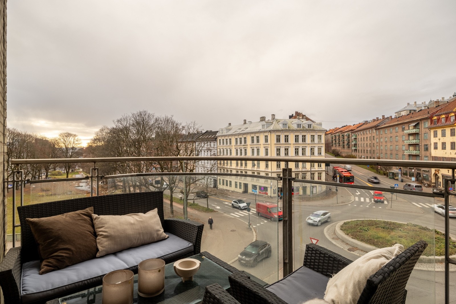 Utgang fra stue til høytliggende, sørvendt balkong på 6 kvm. Galleribilde