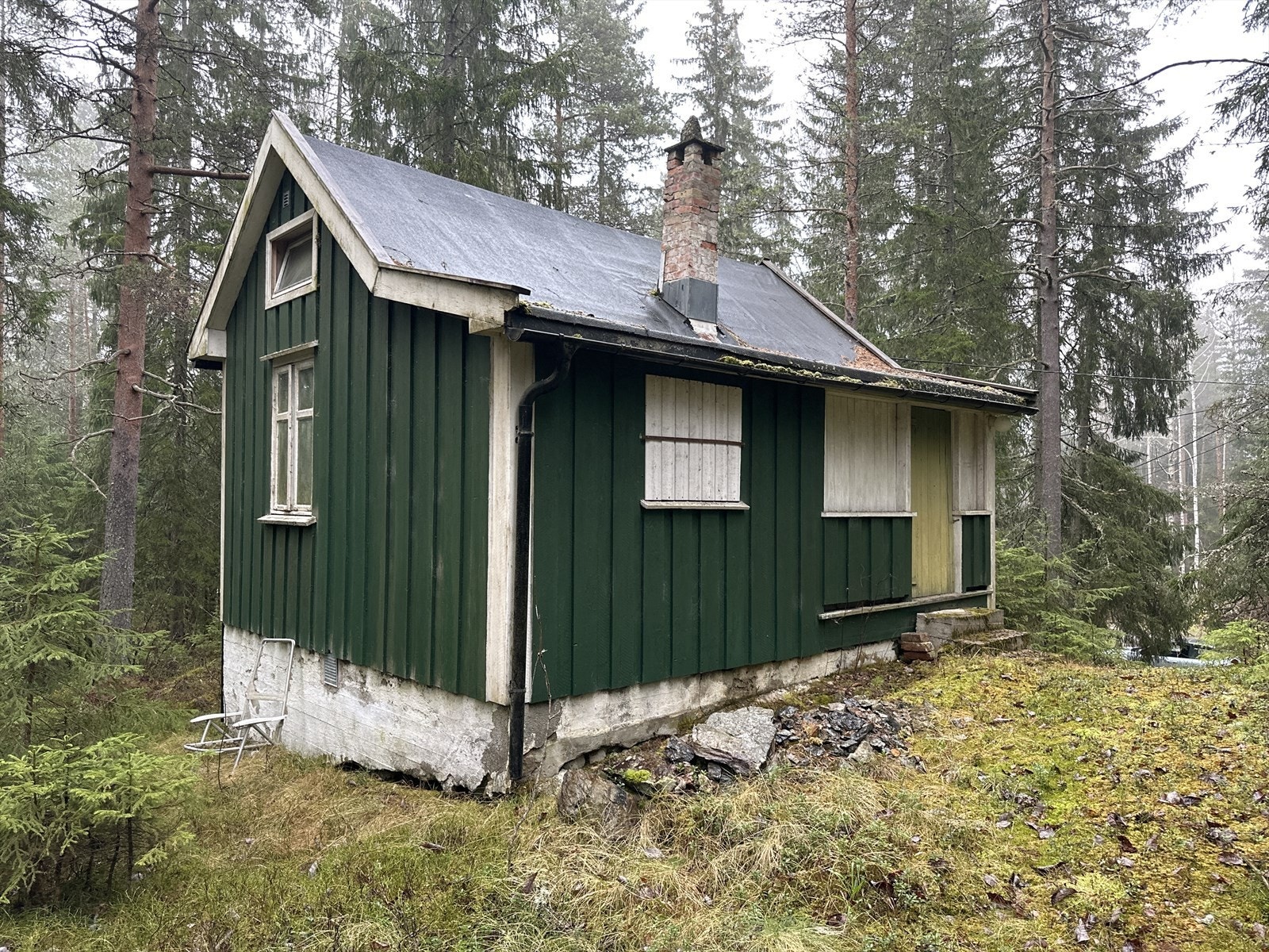 Huset trenger betydelig renovering, men med rett kjøper kan dette bli en hyggelig, lite hjerterom. Galleribilde