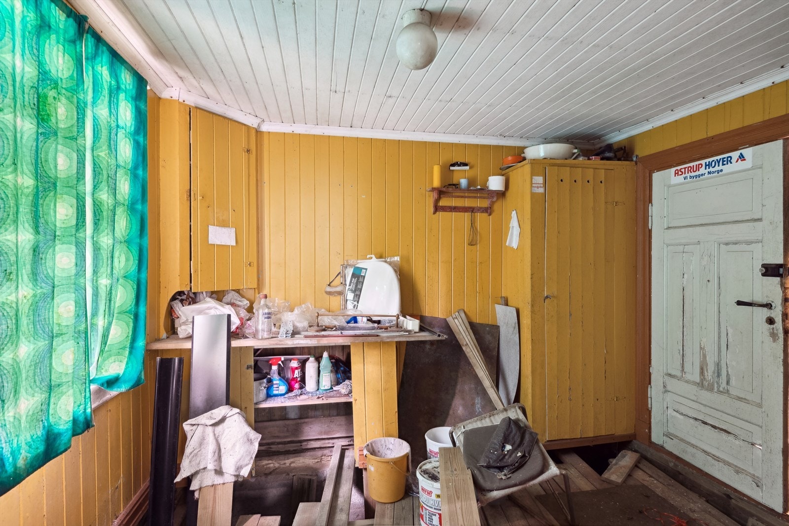 Dette rommet er det første rommet man kommer inn til etter det overbygde inngangspartiet. Her ser man deler av kjøkkeninnredningen. Galleribilde