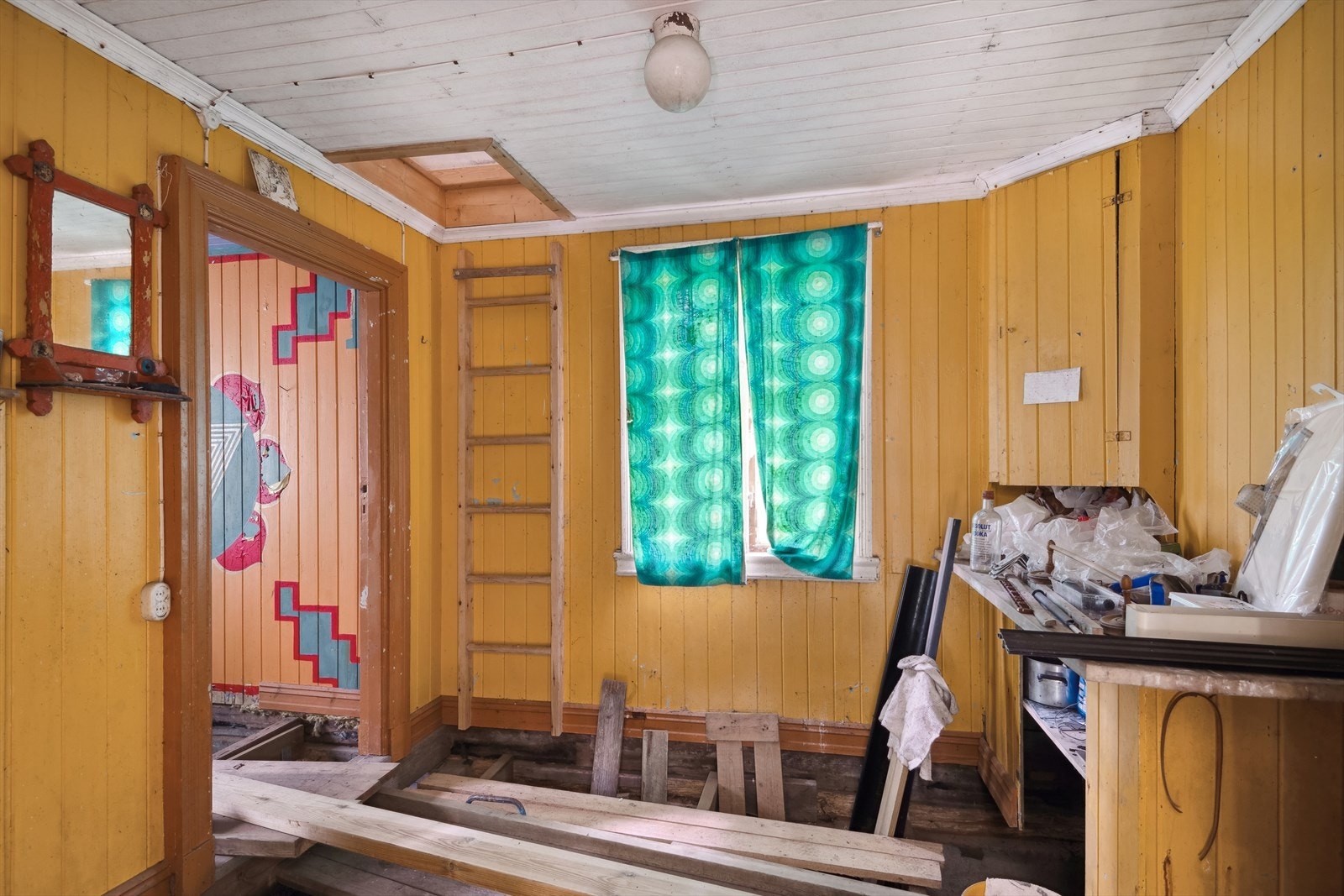 Trapp langs veggen som fører deg opp til hemsen. Hemsen har gulv og et lite vindu. Galleribilde