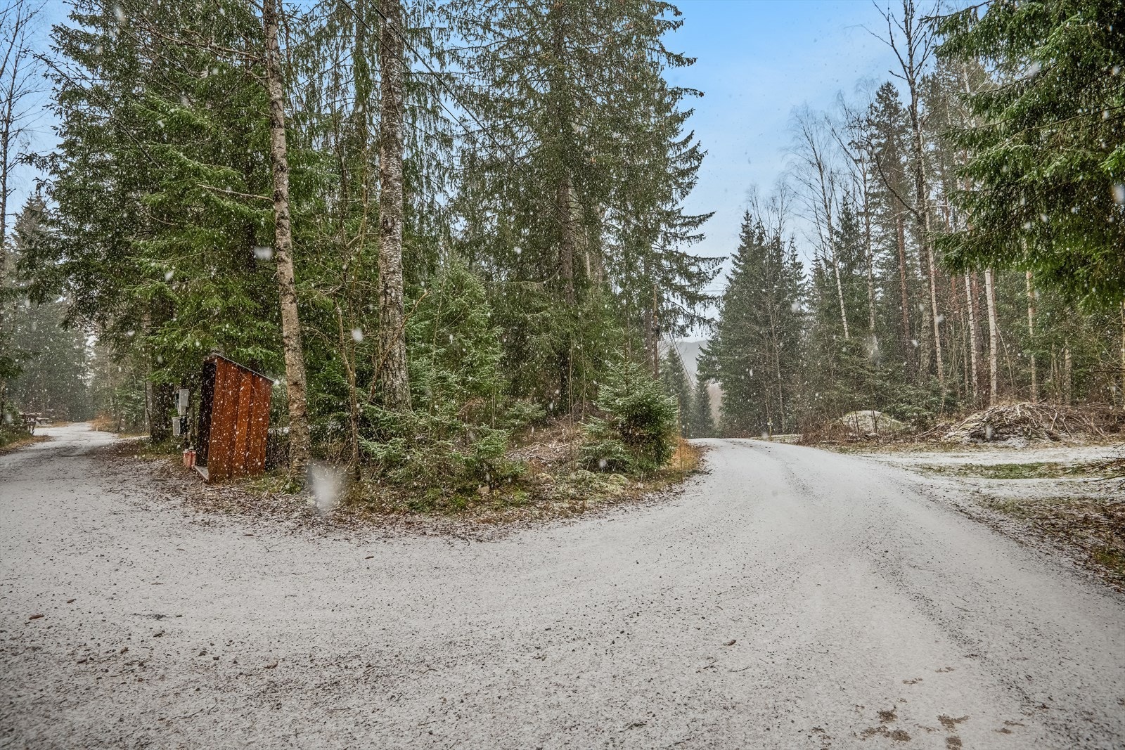 Man har adkomst fra Brattfossveien som er en privat vei. Galleribilde