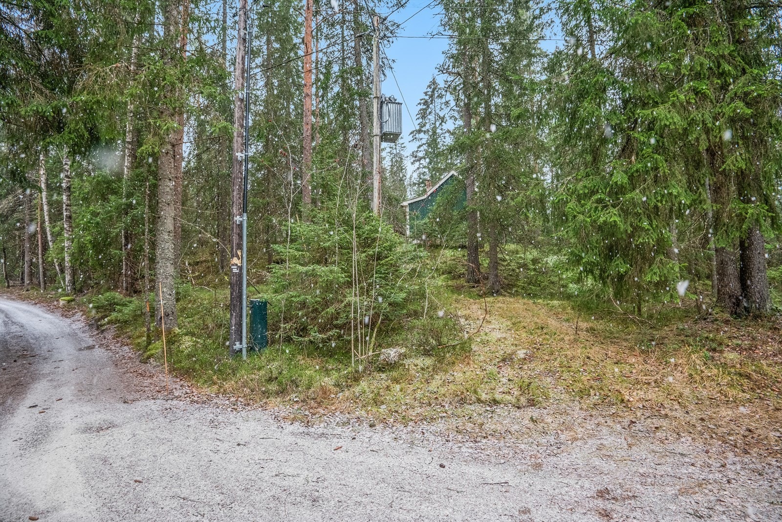 Tomten grenser ned mot Brattfossveien. Galleribilde