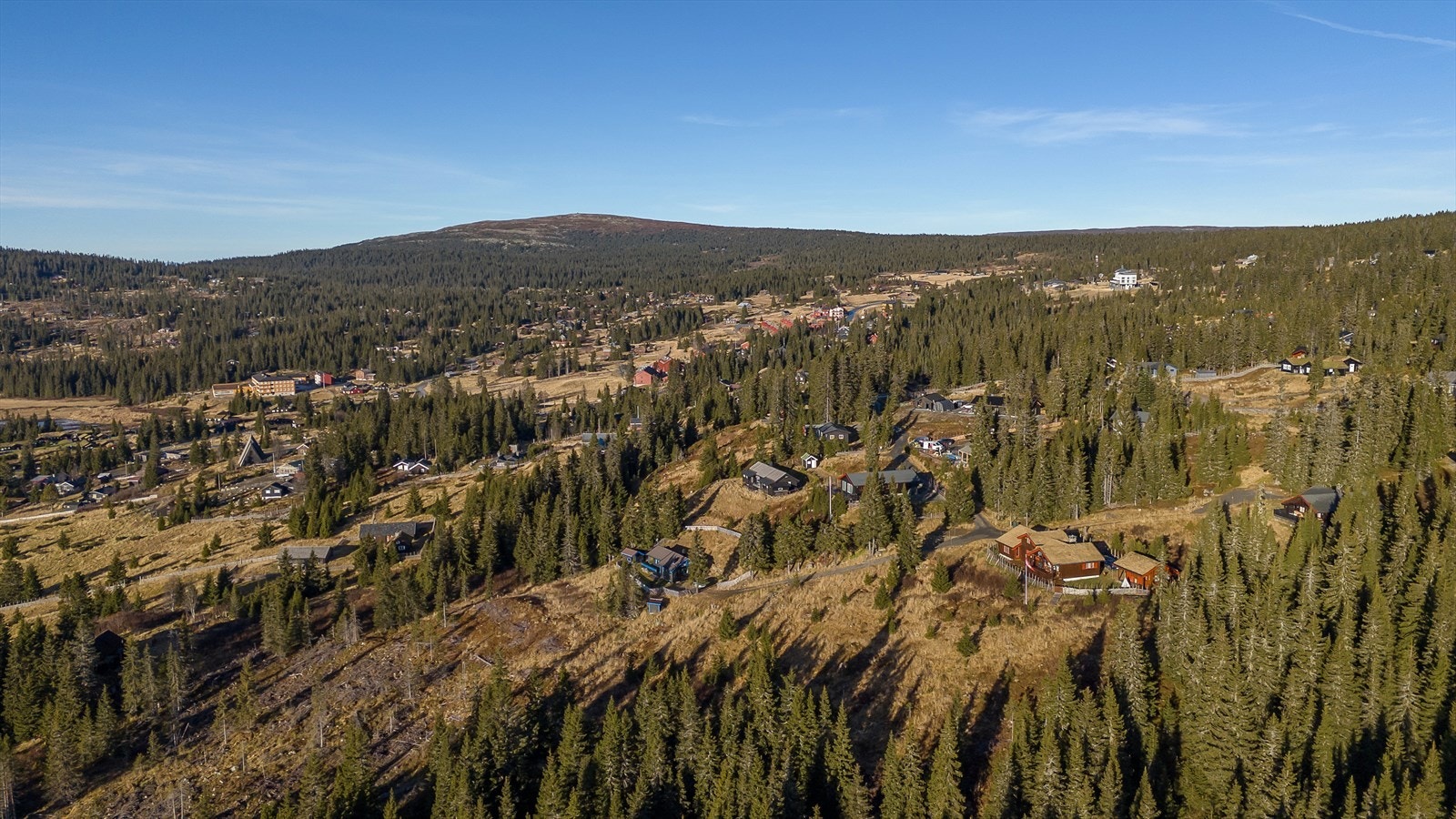 Det er et ypperlig utgangspunkt for turer både sommer og vinter fra tomta. Kort vei til oppkjørte skiløyper og turstier, tilpasset hele familien. Galleribilde