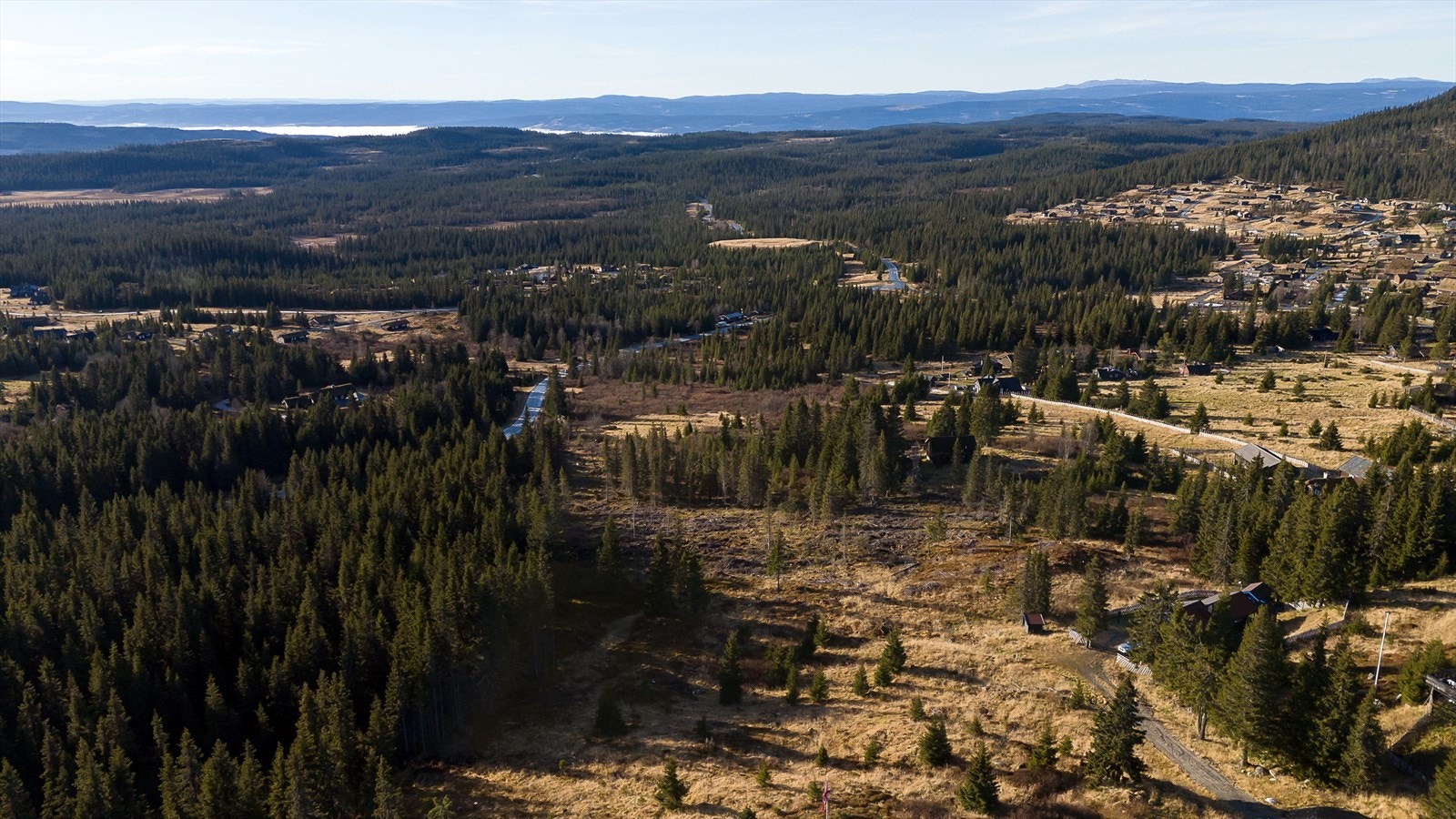 Tomta ligger i et forholdsvis stille og rolig område. Det er ca 20 minutters kjøring til Lillehammer og en kort biltur over til Sjusjøen for dagligvare, sportsbutikk m.m. Galleribilde