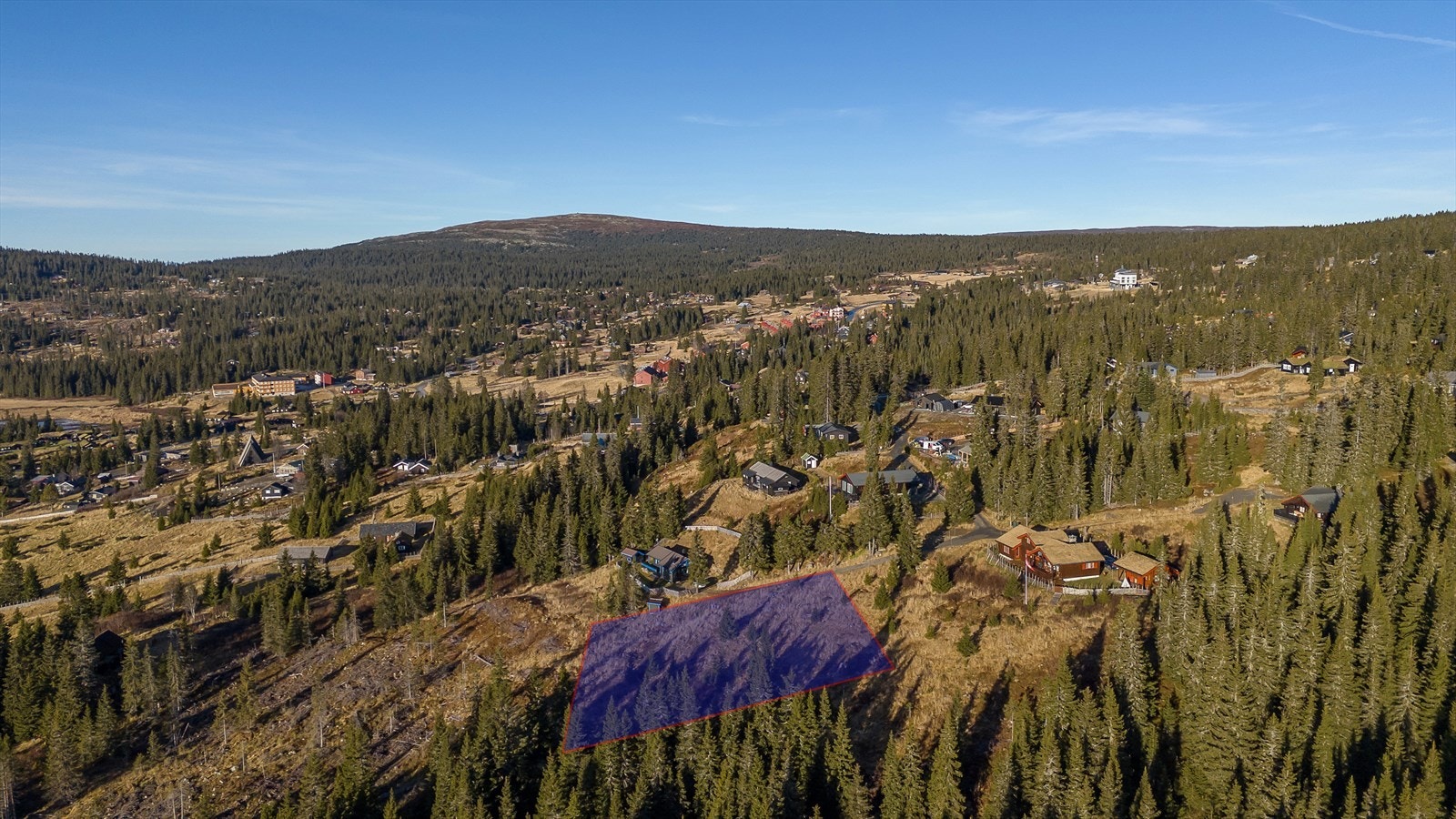 Det er mulig med helårsvei fram til tomta. I tillegg er er det offentlig vann og avløpsledninger framført til tomta. Galleribilde
