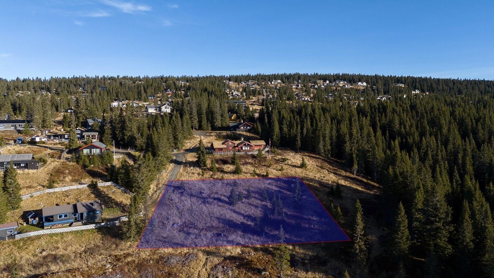 Tomta ligger i et etablert hytteområde, relativt sentralt på Nordseter. Skrånende terreng med fine solforohld. Galleribilde