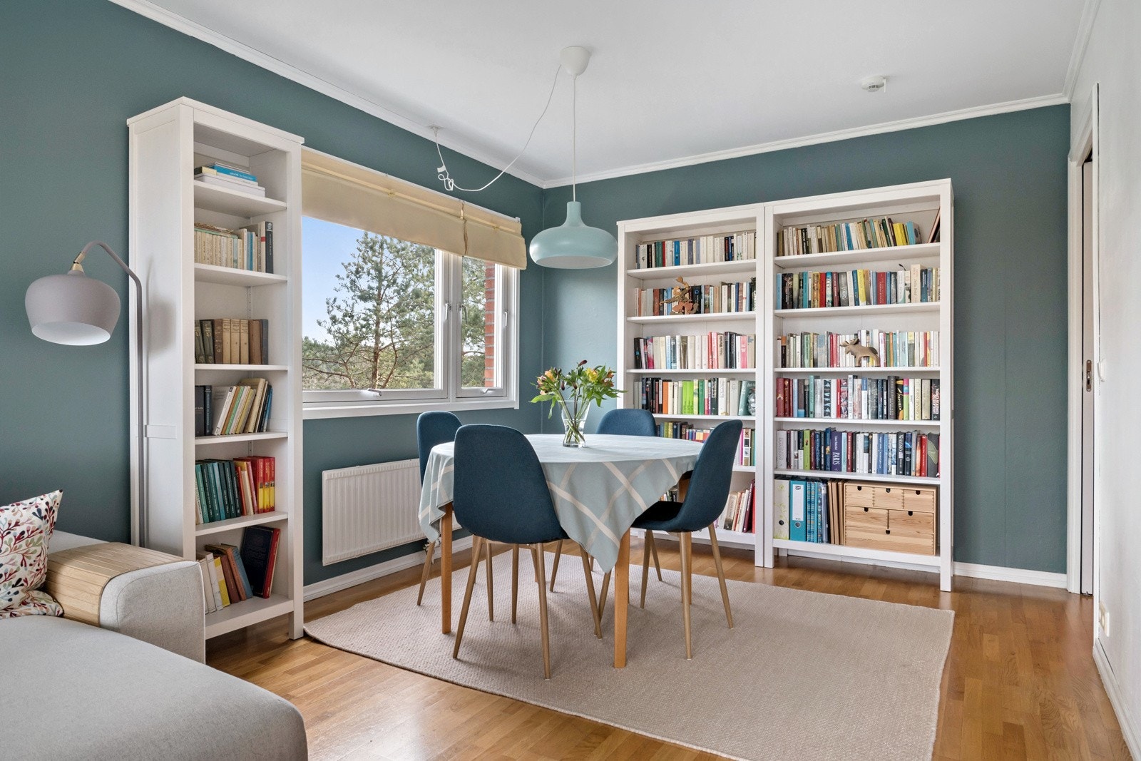 Spisebordet har sin naturlige plass i stuen og det er hyggelig utsyn over nærområdet Galleribilde