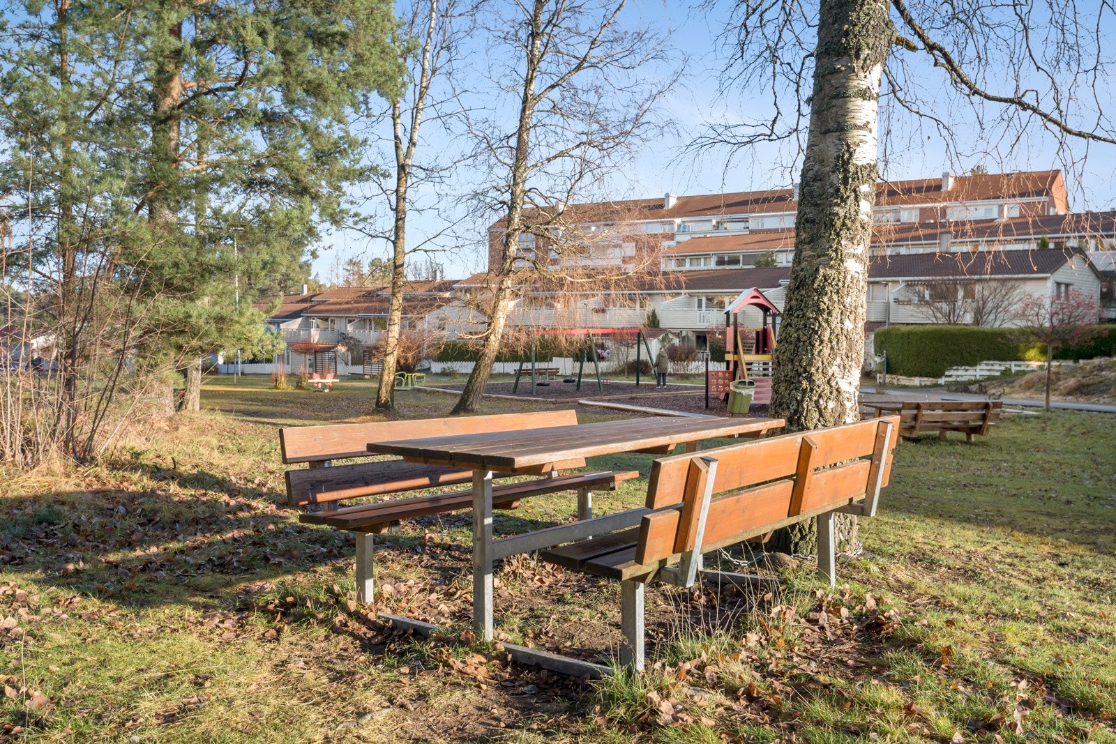 Pent opparbeidede fellesområder med sittebenker og lekeplasser Galleribilde
