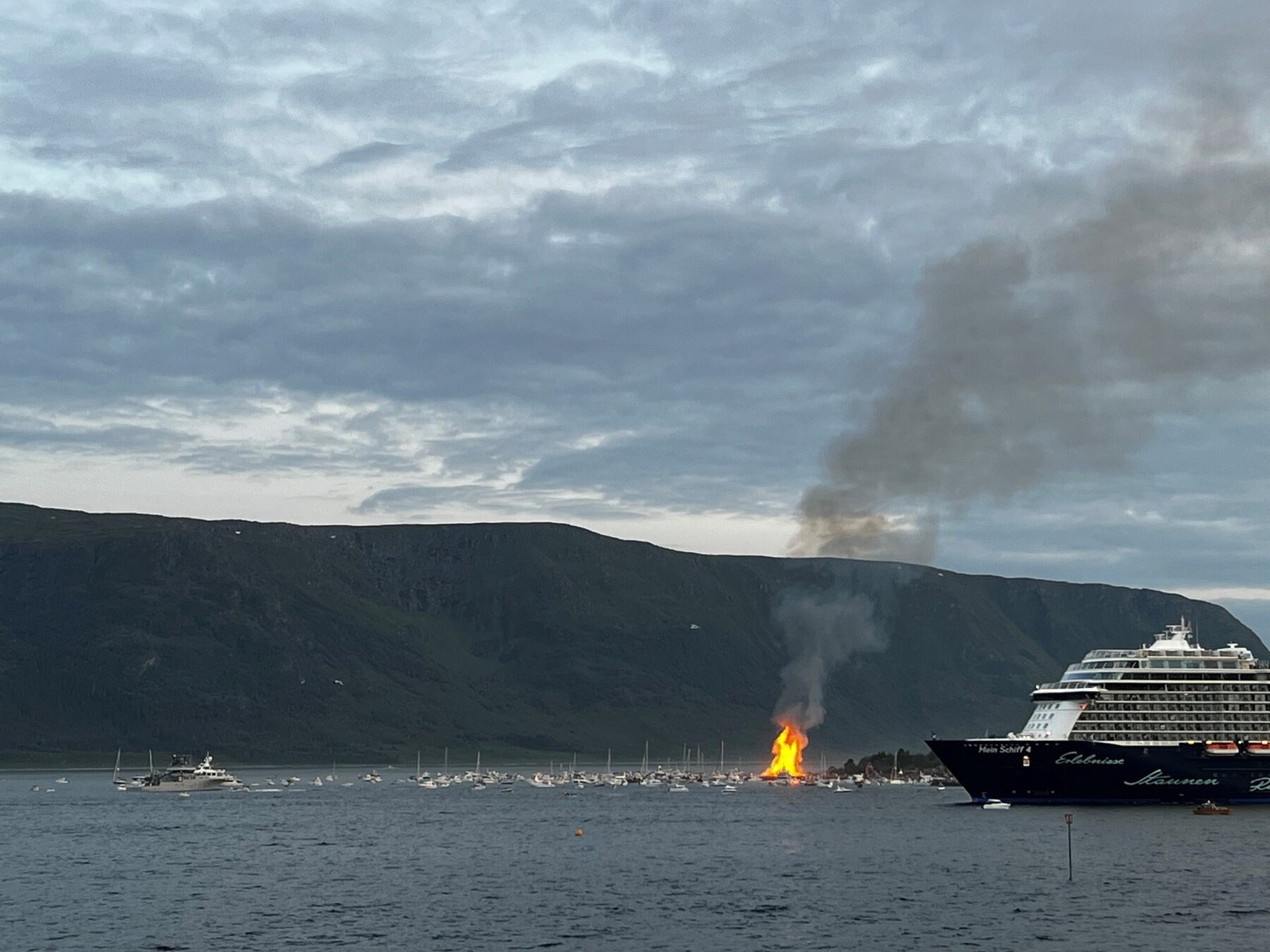 Slinningsbålet sett fra veranda sydvest (Foto: Dagens eier) Galleribilde