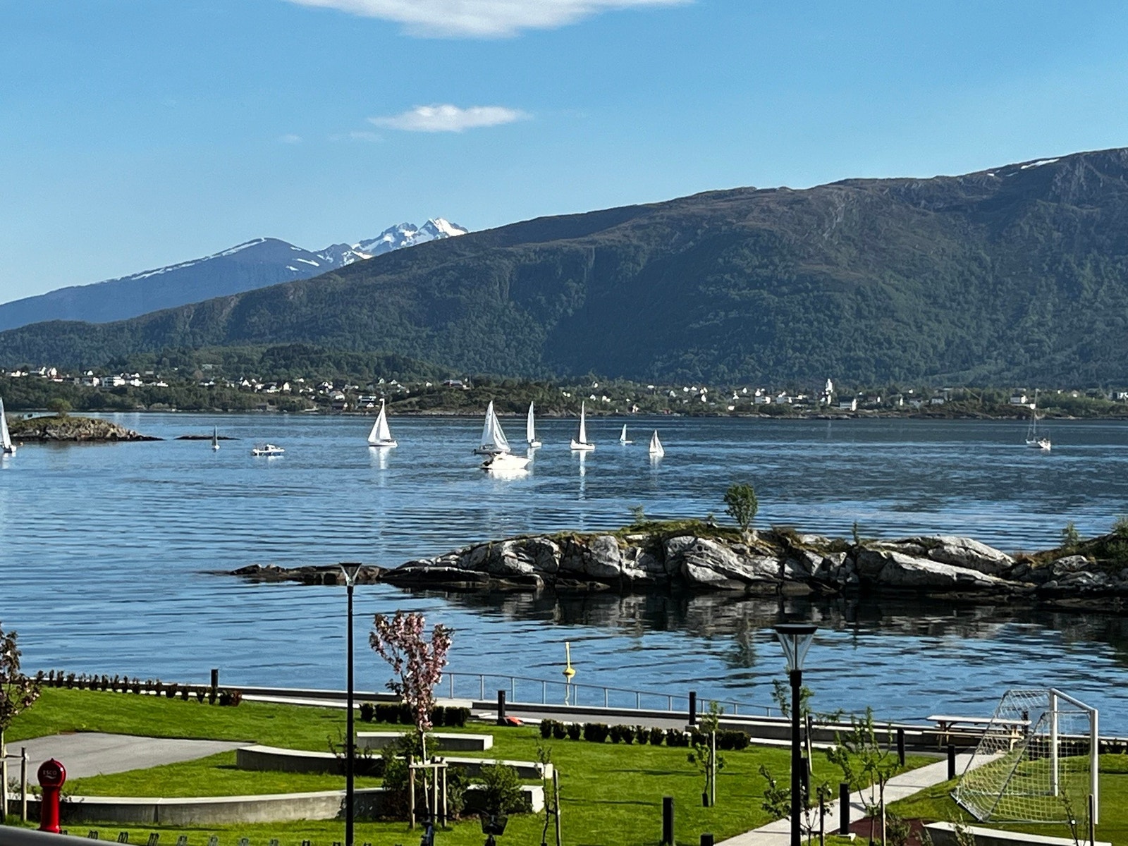 Fjordutsikt fra veranda sydøst (Foto: Dagens eier) Galleribilde
