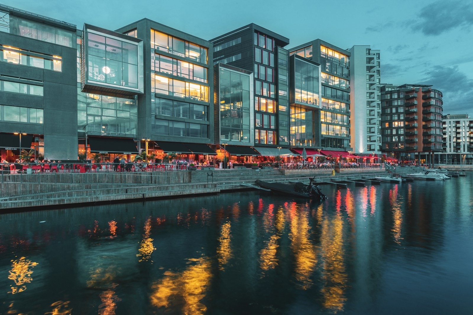 Fra boligen er det gangavstand til Aker Brygge, Tjuvholmen, Karl Johans gate og Bogstadveien - som er Oslos mest populære handlegate. Her finner man også et rikt utvalg av serveringssteder og underholdning. Galleribilde
