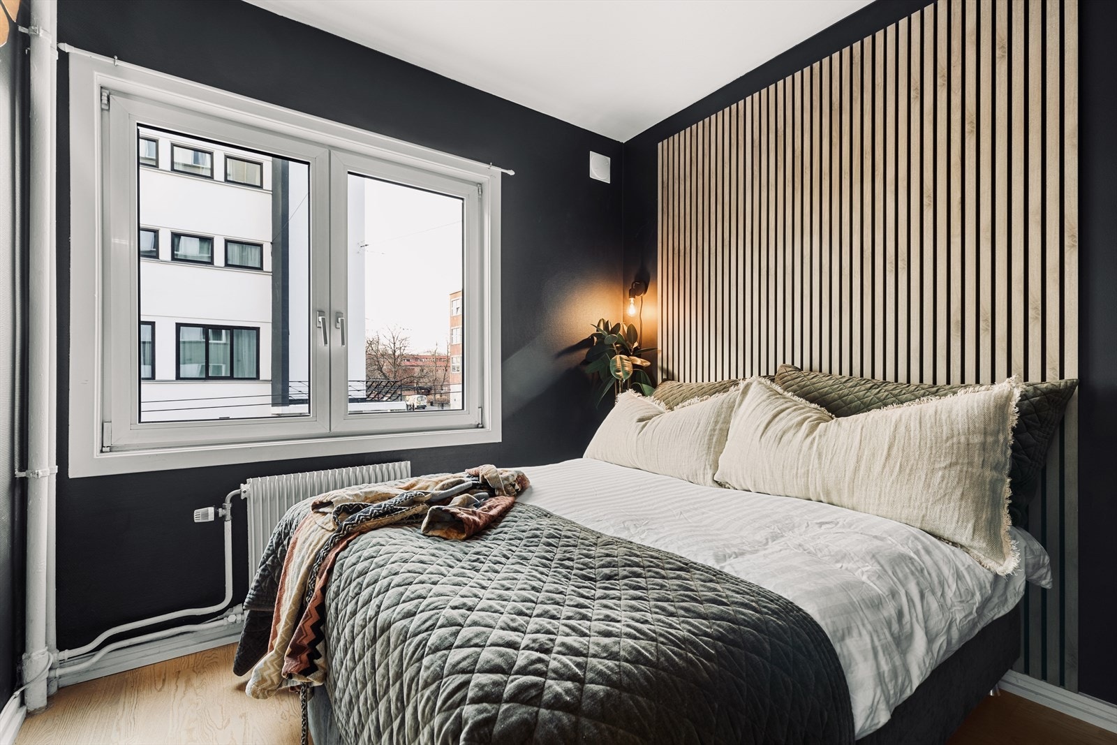 Innbydende soverom av god størrelse med mørke vegger, spilegavl, god plass til dobbeltseng og tilhørende møblement. Galleribilde