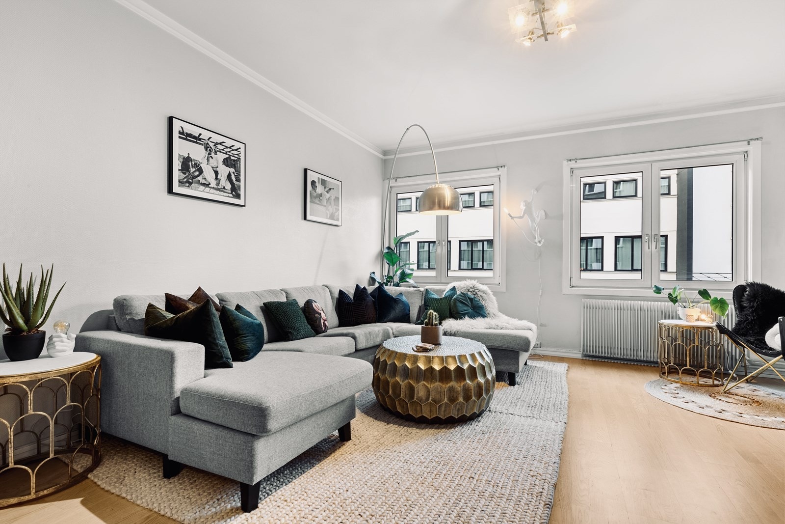 Stuen har god plass til stor sofagruppe og spisebord. Samt annet tilhørende møblement. Galleribilde