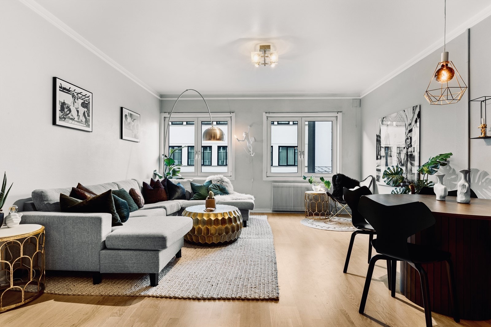 Leiligheten ligger fint og usjenert til i byggets høye 1.etasje og fremstår som lys og luftig med en perfekt planløsning og moderne standard - Her vil du trives! Galleribilde