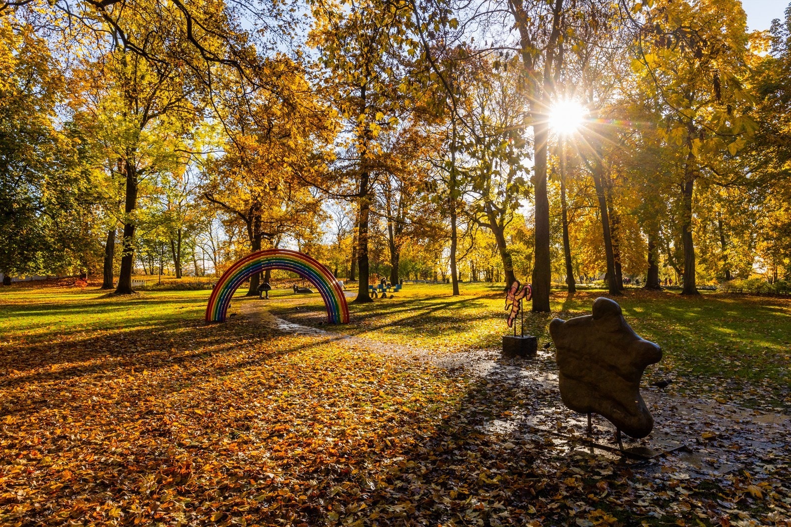 Slottsparken byr på idyllisk stemning og flotte turer. Galleribilde