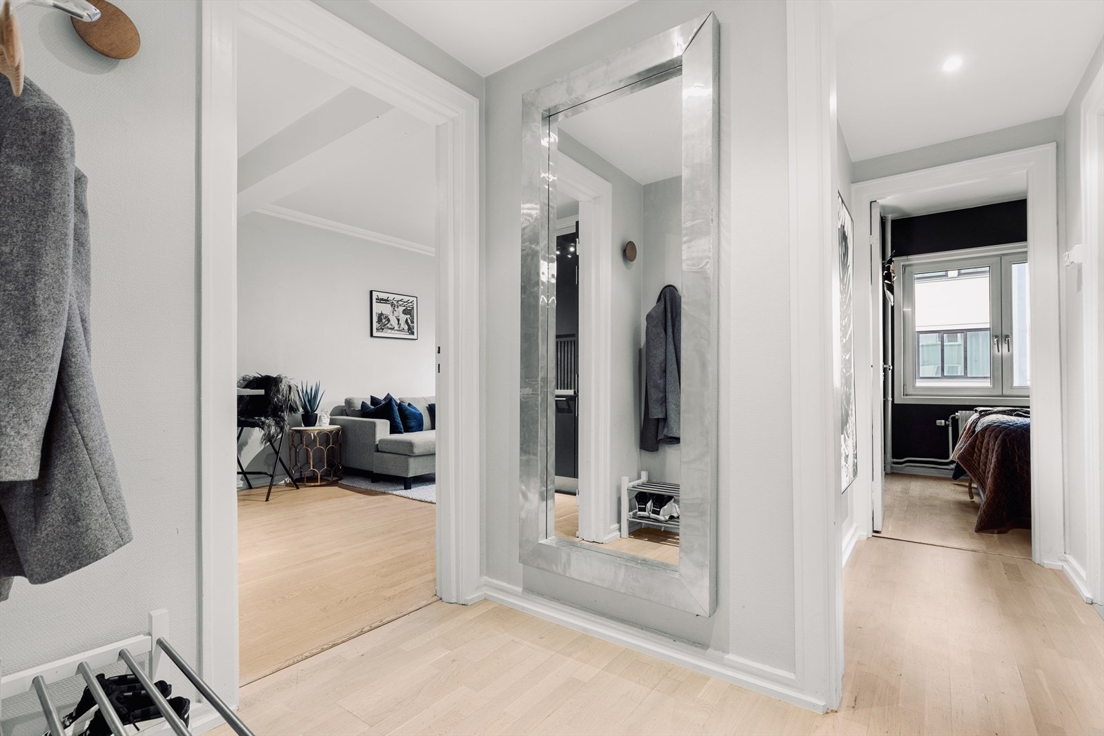 Lys entré som fører deg fra stuen og inn til soverom og bad. Galleribilde