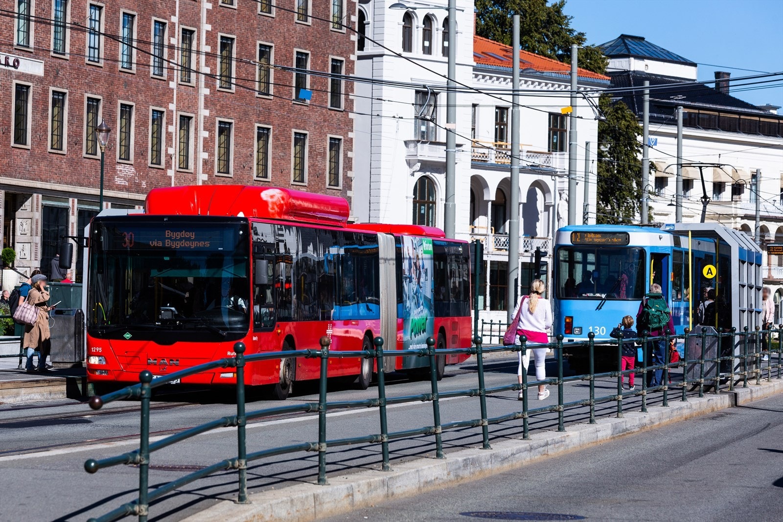 Gode kollektivforbindelser, alt av fasiliteter og servicetilbud rett i nærheten. Galleribilde