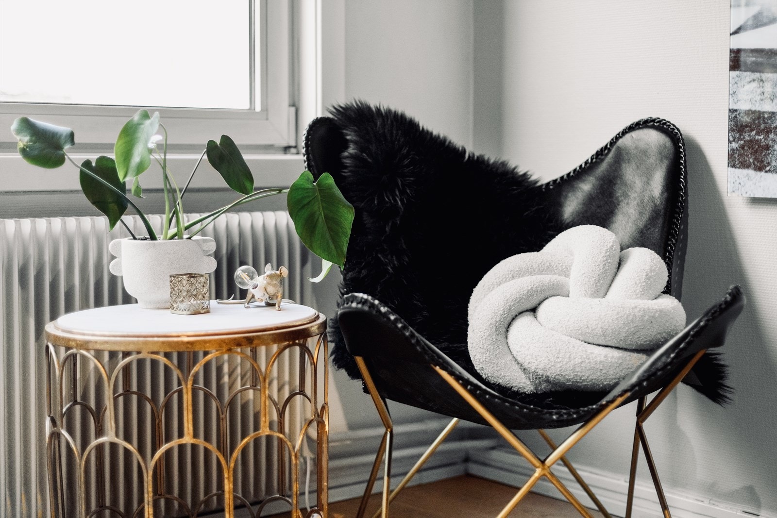 Leiligheten er oppvarmet med radiatorer tilkoblet varmesentral og felles varmtvann. Galleribilde