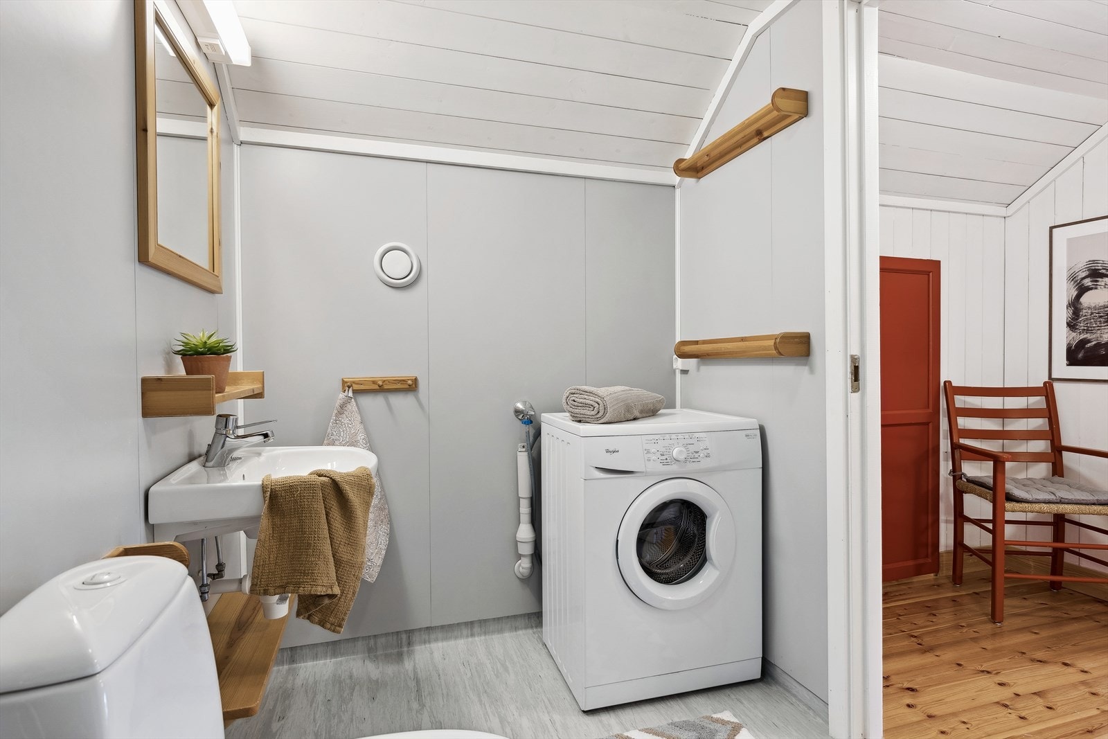 På badet i 2.etg. er det opplegg for vaskemaskin. Galleribilde