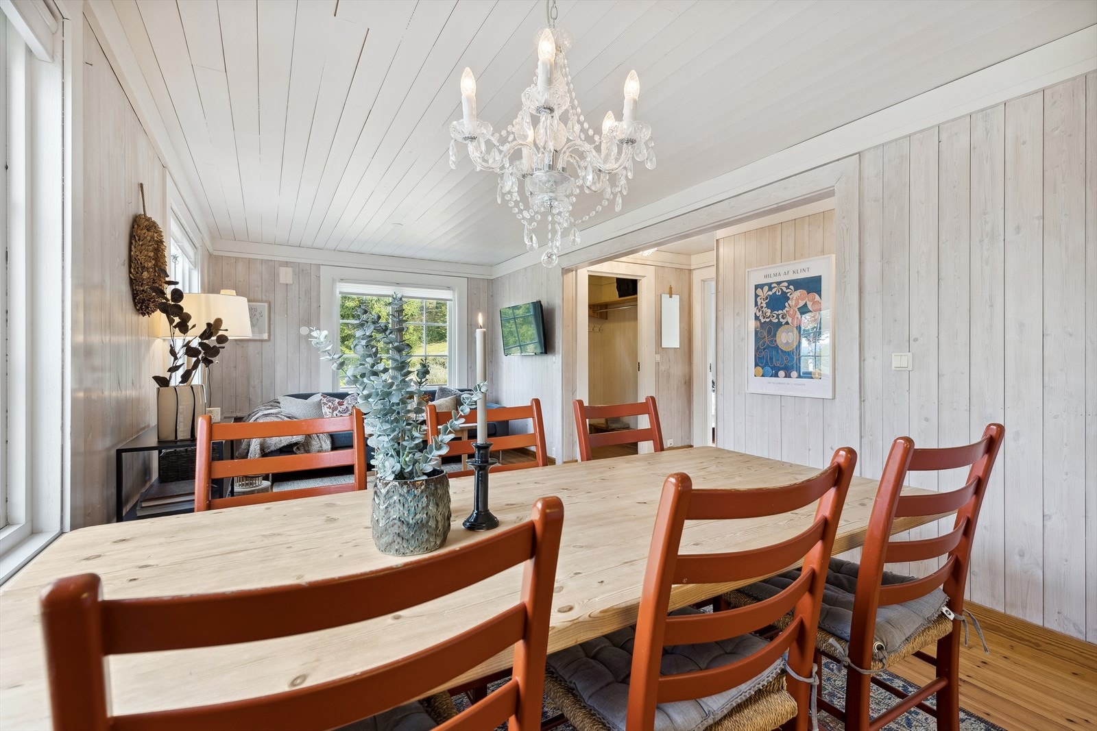 Stue og kjøkken i åpen løsning. God plass til spisebord. Galleribilde