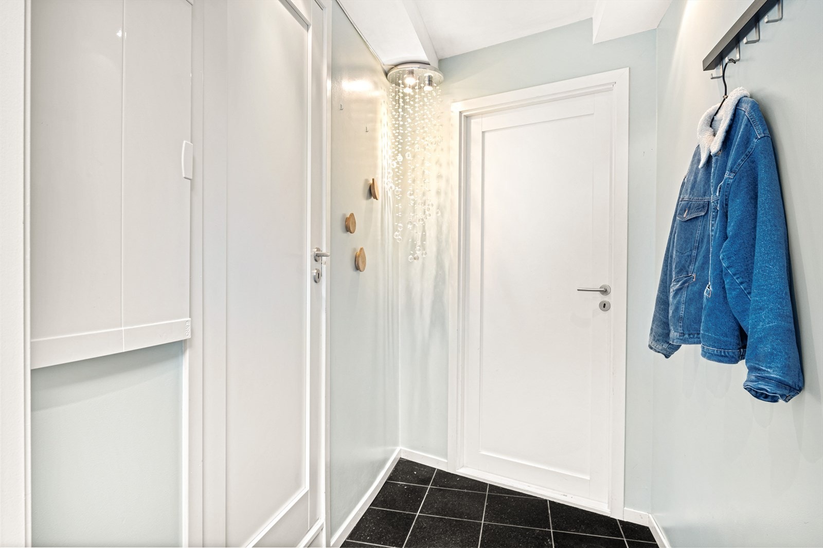 Lys og trivelig entré/gang med plass til oppbevaring av yttertøy og sko. Velkommen inn! Galleribilde