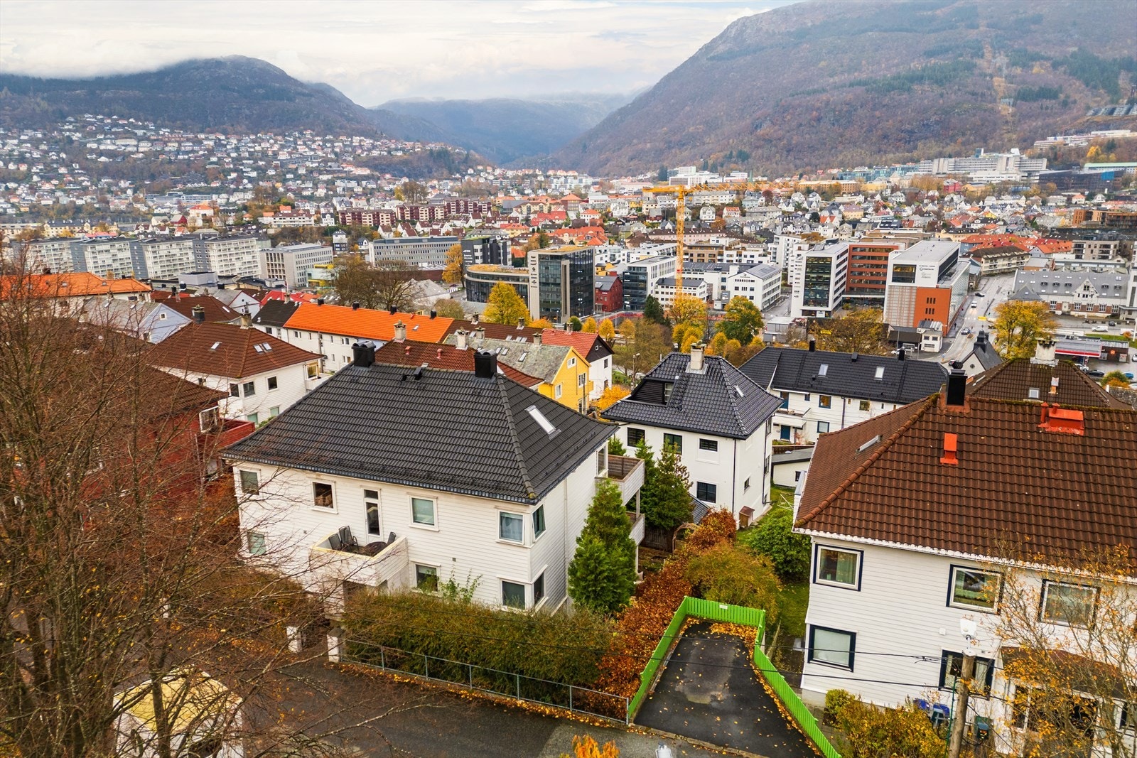 Leiligheten ligger meget sentralt og sentrumsnært til med kort vei til "alt" av servicetilbud. Galleribilde