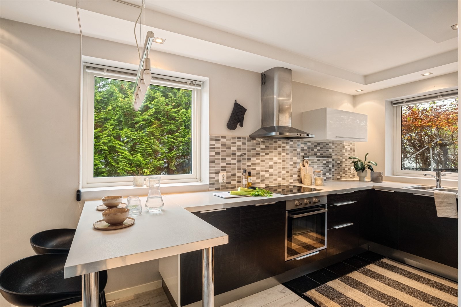 Kjøkkenet har rikelig med skap- og benkeplass Galleribilde