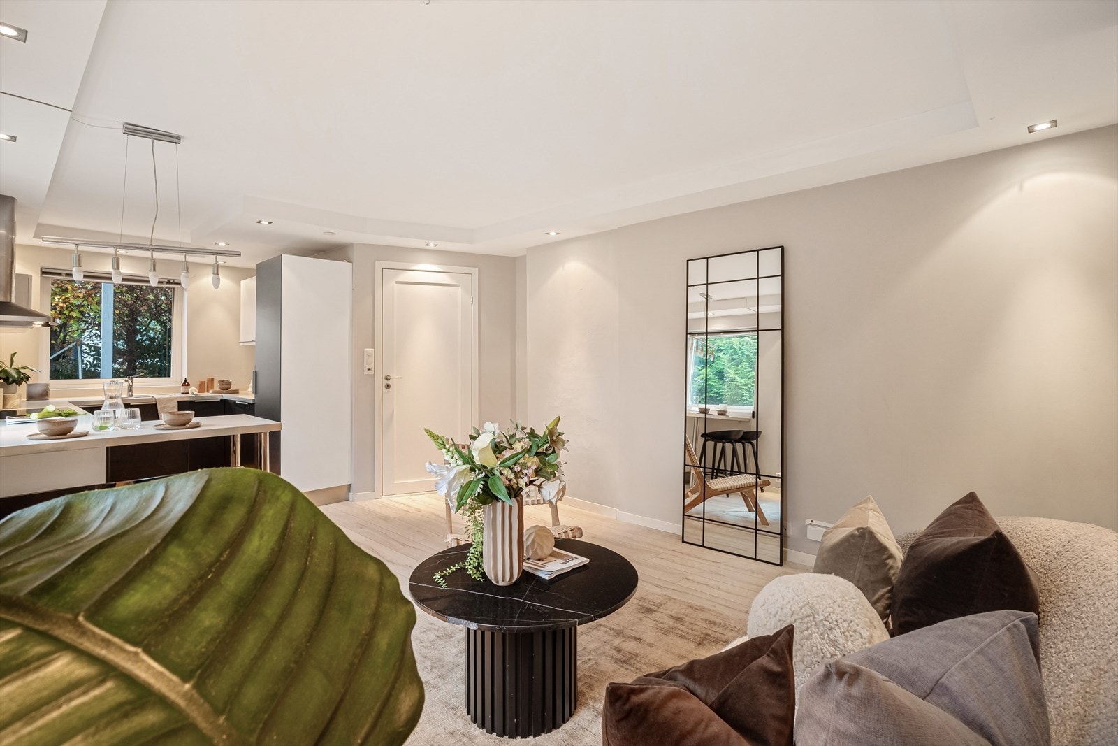 Den romslige stuen gir god plass til både sofagruppe og sofabord Galleribilde