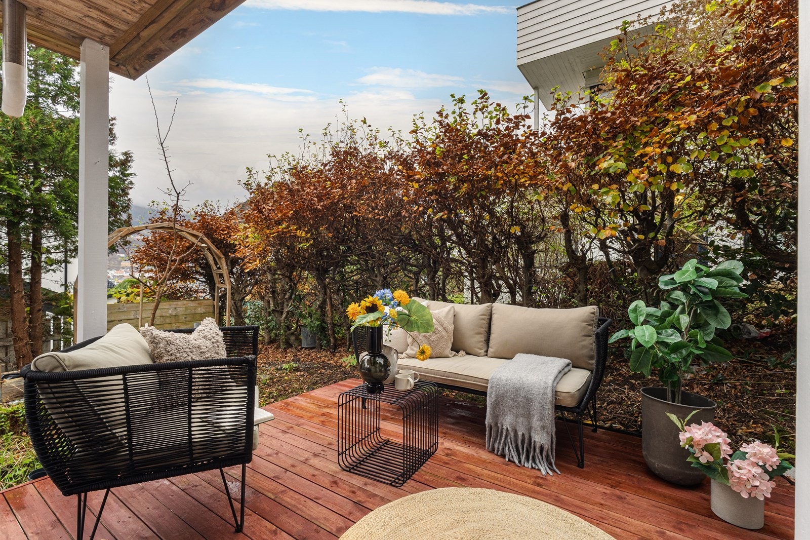 Flott felles uteplass med hage og terrasse Galleribilde