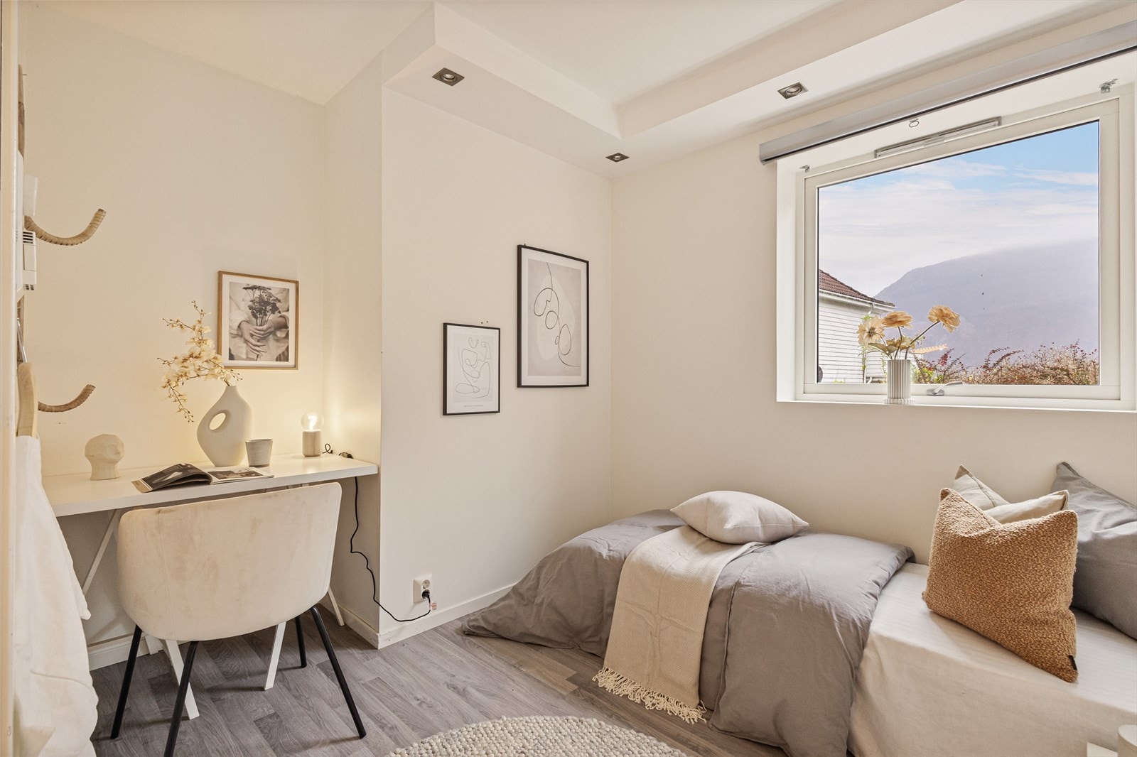 Soverom nr 2 er også av fin størrelse med plass til ønsket innredning Galleribilde