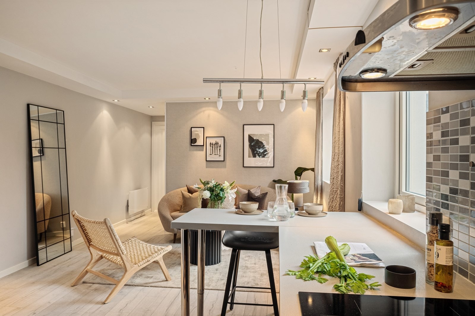 Kjøkkenet og stuen er i åpen løsning, noe som skaper en lys og innbydende atmosfære Galleribilde