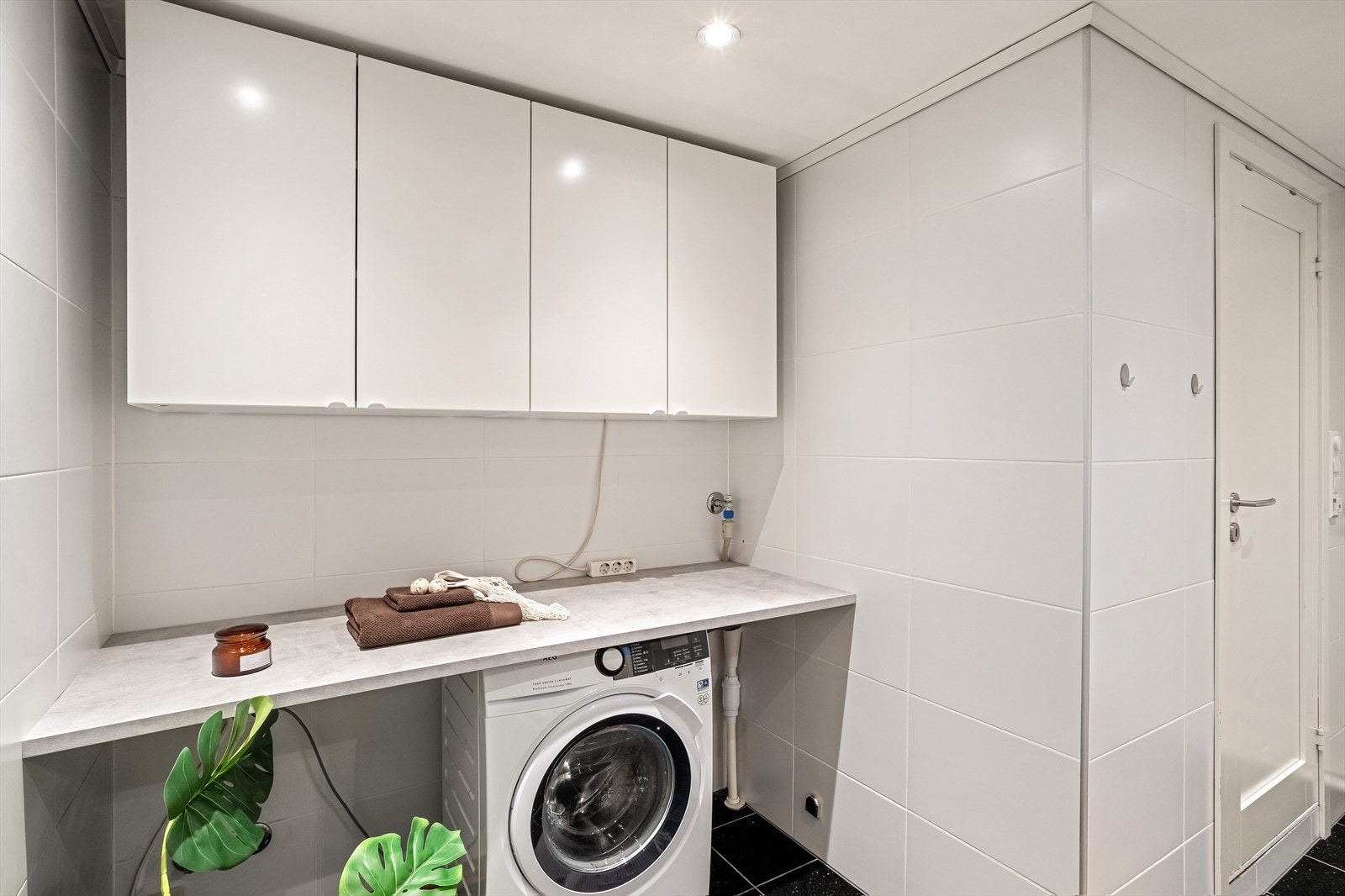 Her er det god oppbevaringsplass, og en praktisk benk over vaskemaskinen Galleribilde