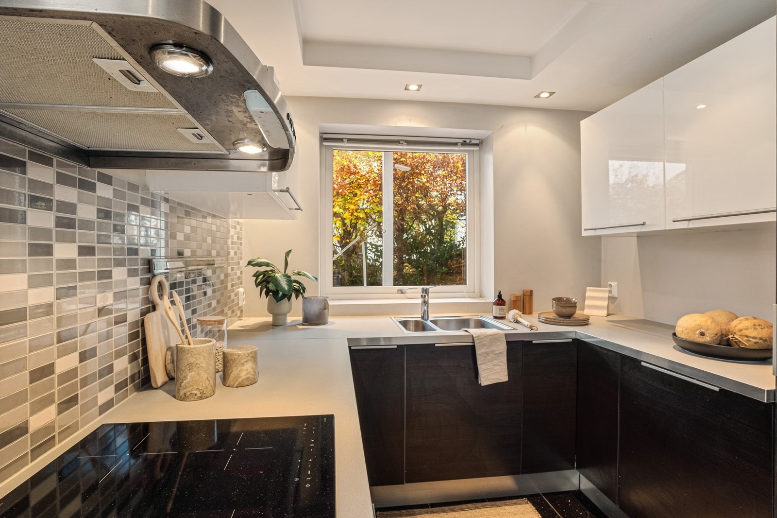 Av integrerte hvitevarer stekeovn, platetopp, oppvaskmaskin og kjøleskap. Galleribilde