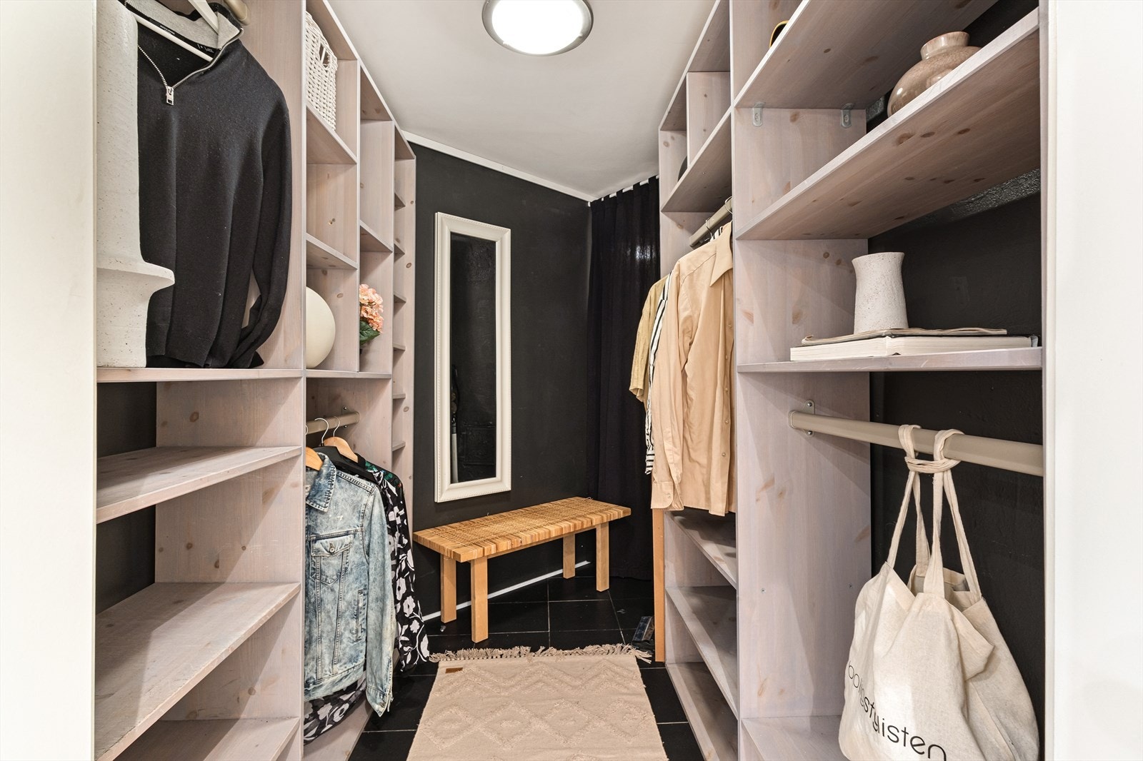 Walk-in closet/bod Galleribilde
