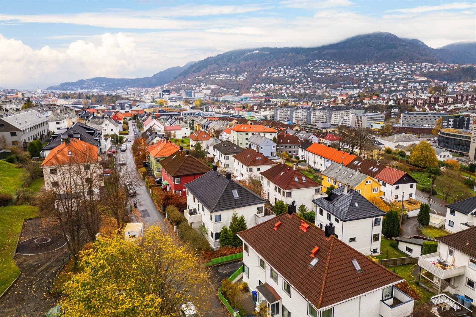 Det er gang- og sykkelavstand til Sentrum, Haukeland sykehus og studiesteder som UiB, BI og høyskolen på Kronstad. Galleribilde