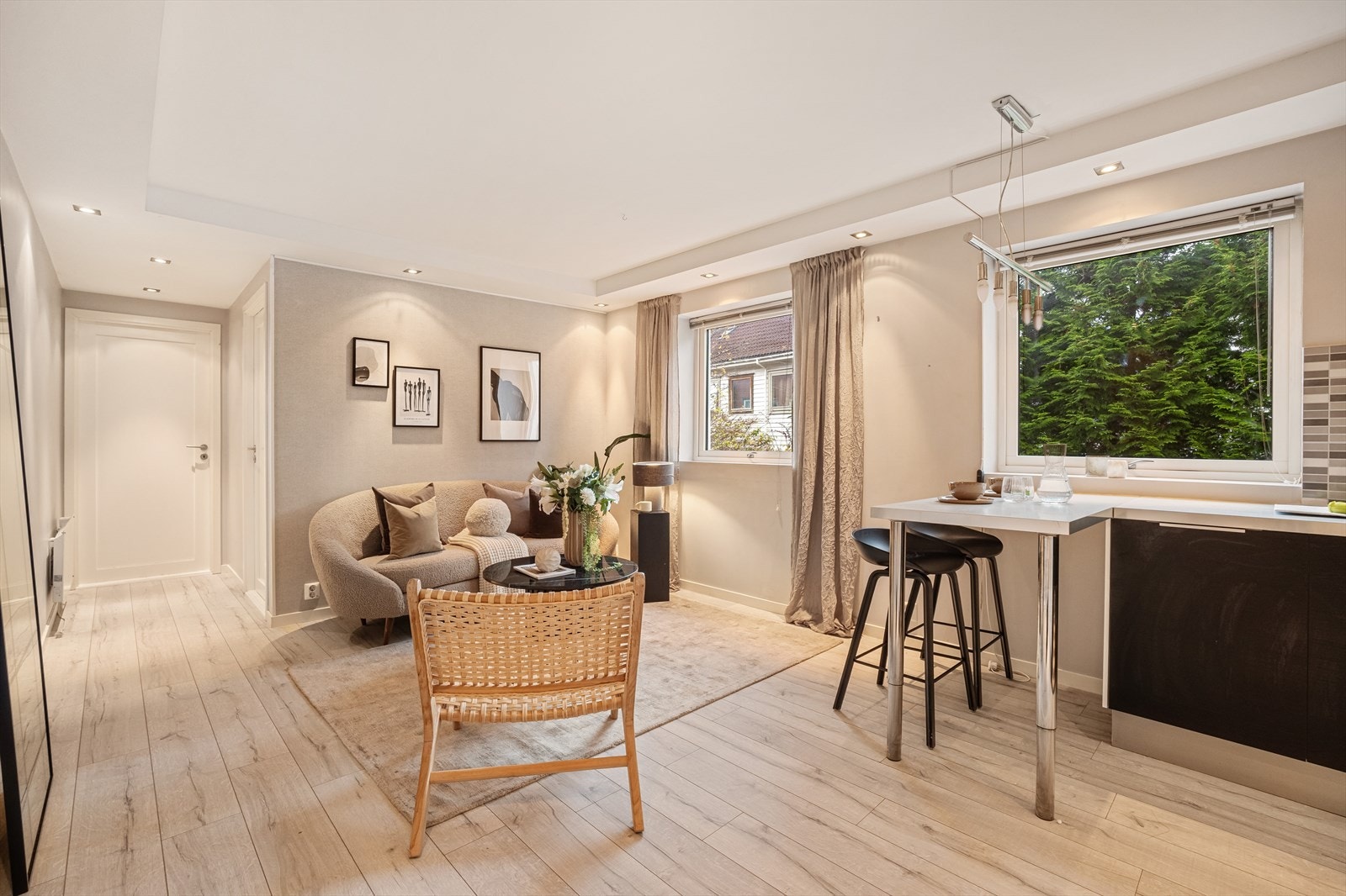 Leiligheten fremstår lys og innbydende med moderne overflater Galleribilde