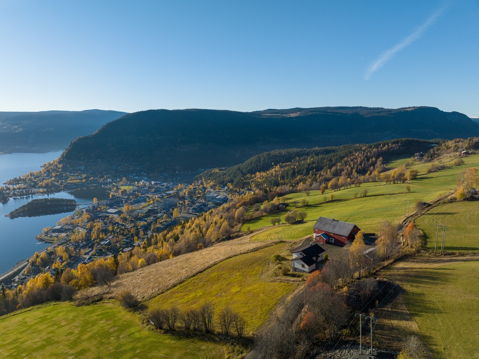 Det er fine turmuligheter rett i nærheten av gården. Turer til f.eks. Glennatinden og Køltjedn kan anbefales. Det er også kort vei til Skrautvål og Kruk, som begge byr på vakre turområder og flotte skiløyper vinterstid. Galleribilde
