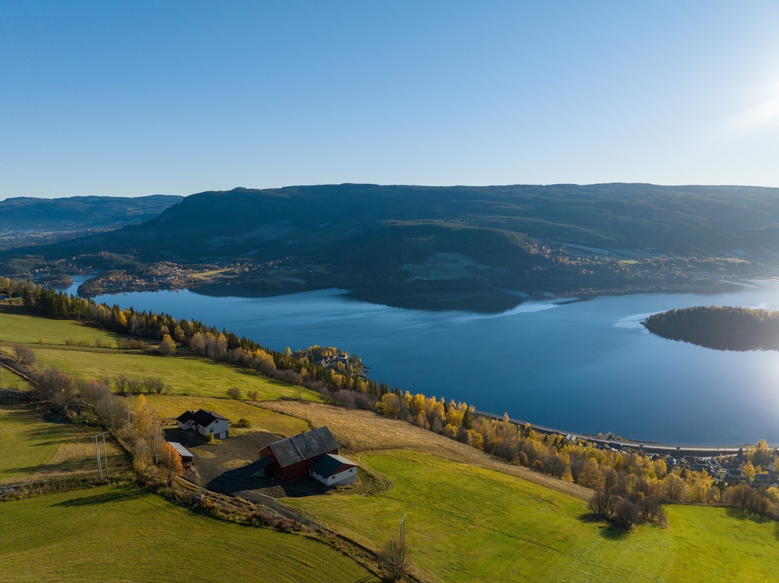 Tunet ligger åpent og fritt i hellende terreng i et område med spredt bolig- og gårdsbebyggelse, ca. 4 - 5 km fra Leira og Fagernes. Galleribilde