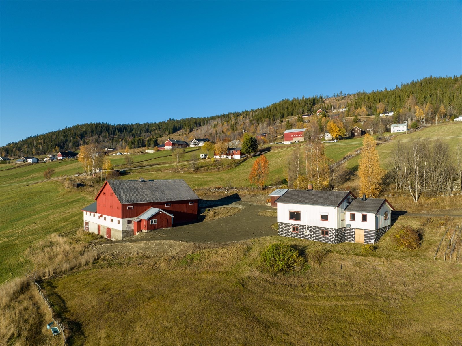 Tomta er på ca 3,3 mål, men det er mulighet for leie av beite rundt tunet om den som kjøper ønsker å ha dyr. Galleribilde
