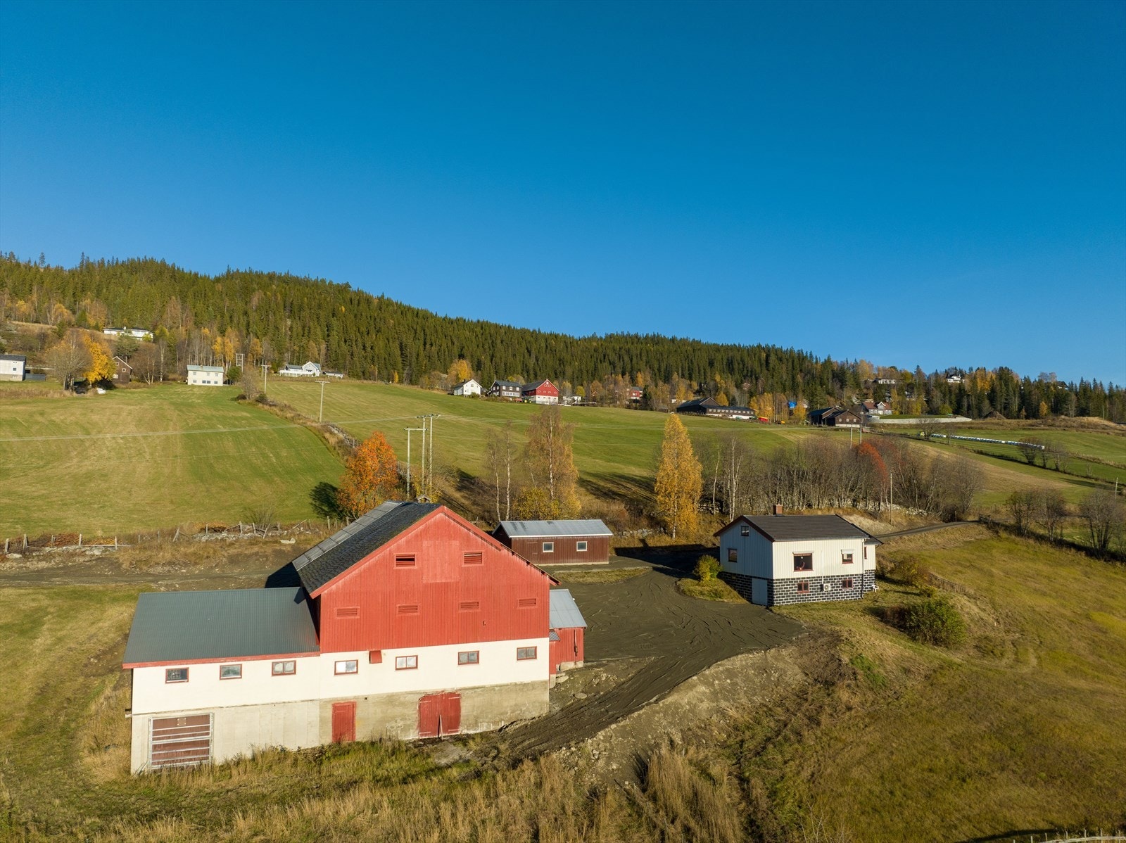 På tunet er det driftsbygning med fjøs. Bygningen er fra om lag 1960, men har ikke blitt benyttet til noen drift på flere år. Galleribilde