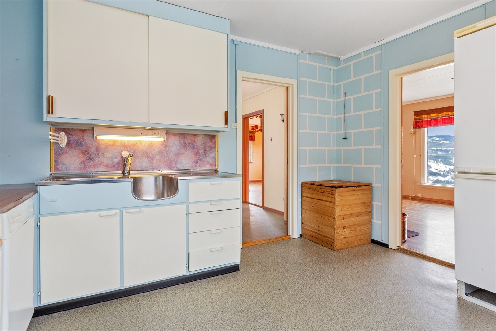 På kjøkknet er det opplegg til oppvaskmaskin, og kjøkkenventilator med avtrekk ut via yttervegg. Galleribilde