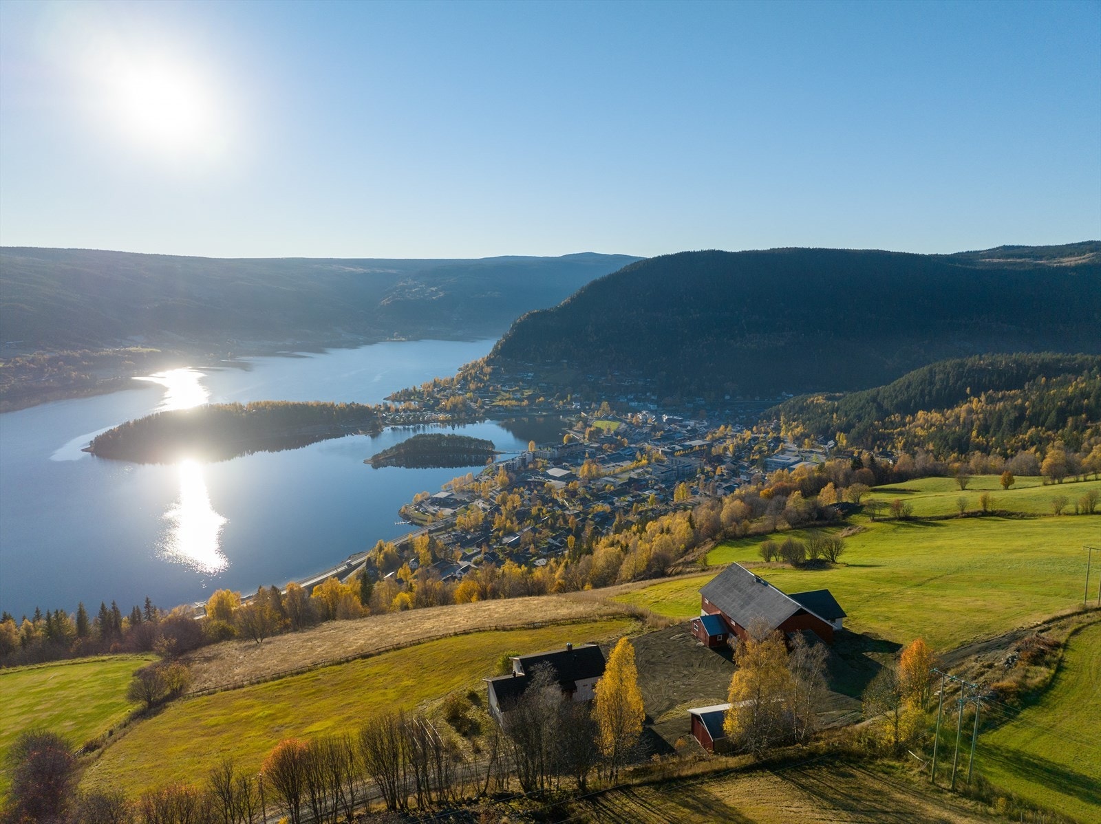 Solrikt og med nydelig utsikt til Strandefjorden, Fagernes og områdene rundt finner du dette hyggelige gårdstunet med enebolig, låvebygning, garasje og ca 3,3 mål tomt. Galleribilde