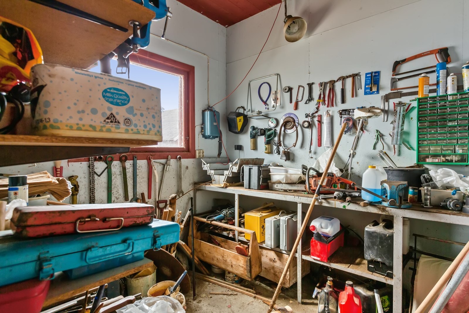Med eiendommen følger også en stor garasje på ca. 60 m². I tillegg til garasje inneholder bygningen verksted/verktøyrom og vedskjul. Galleribilde