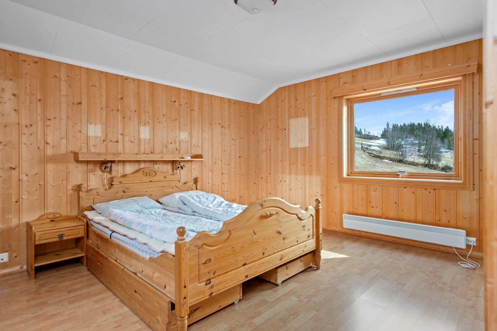 I hovedetasjen er det ett soverom med romslig skyvedørsgarderobe og god plass til dobbeltseng. Galleribilde