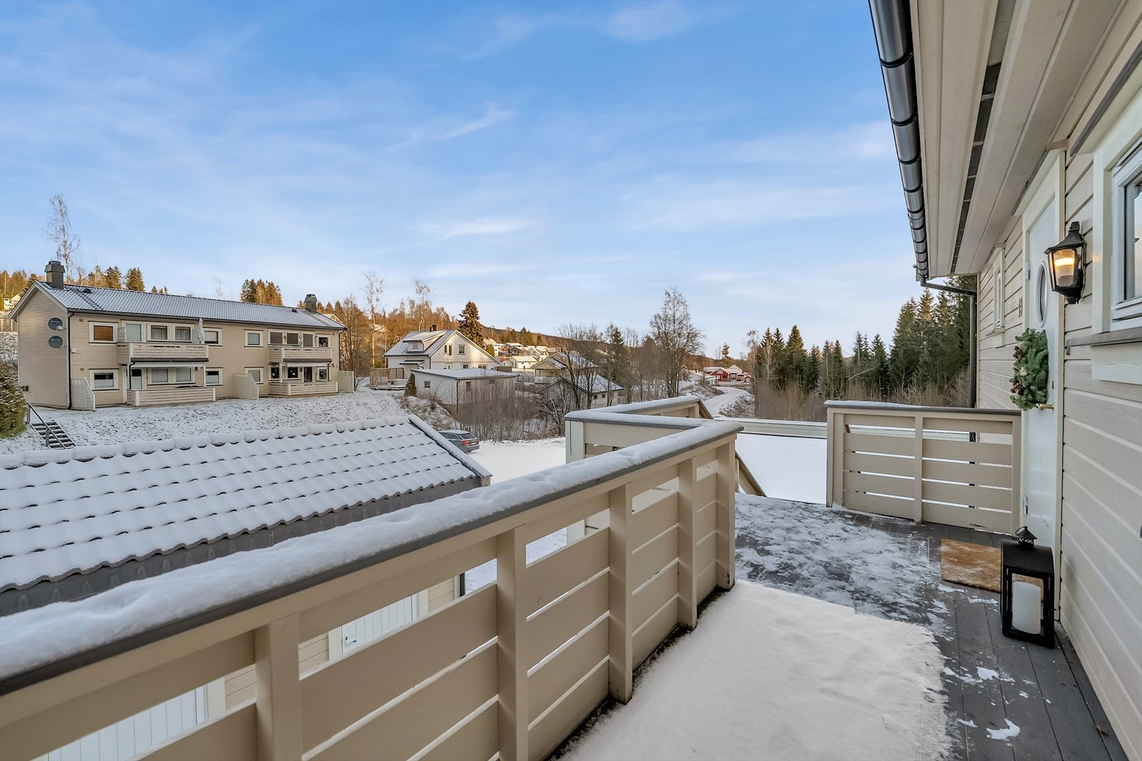 Det er kort vei til bod og carportanlegg fra døra. Galleribilde